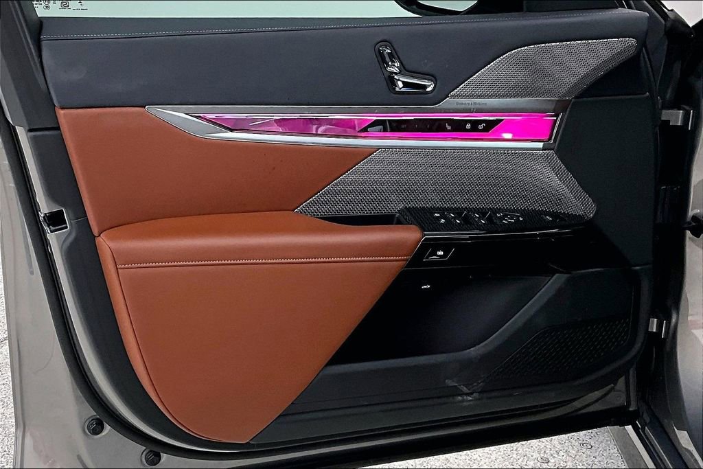 Used 2025 BMW 740i image 24