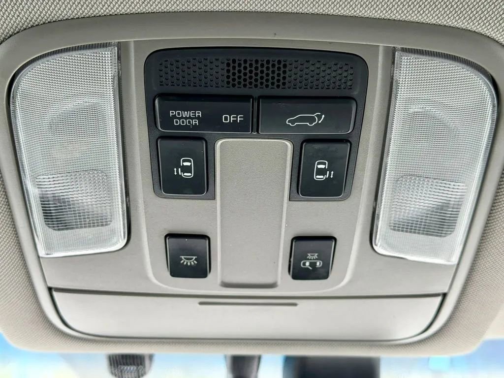 Used 2018 Kia Sedona SX Limited image 26