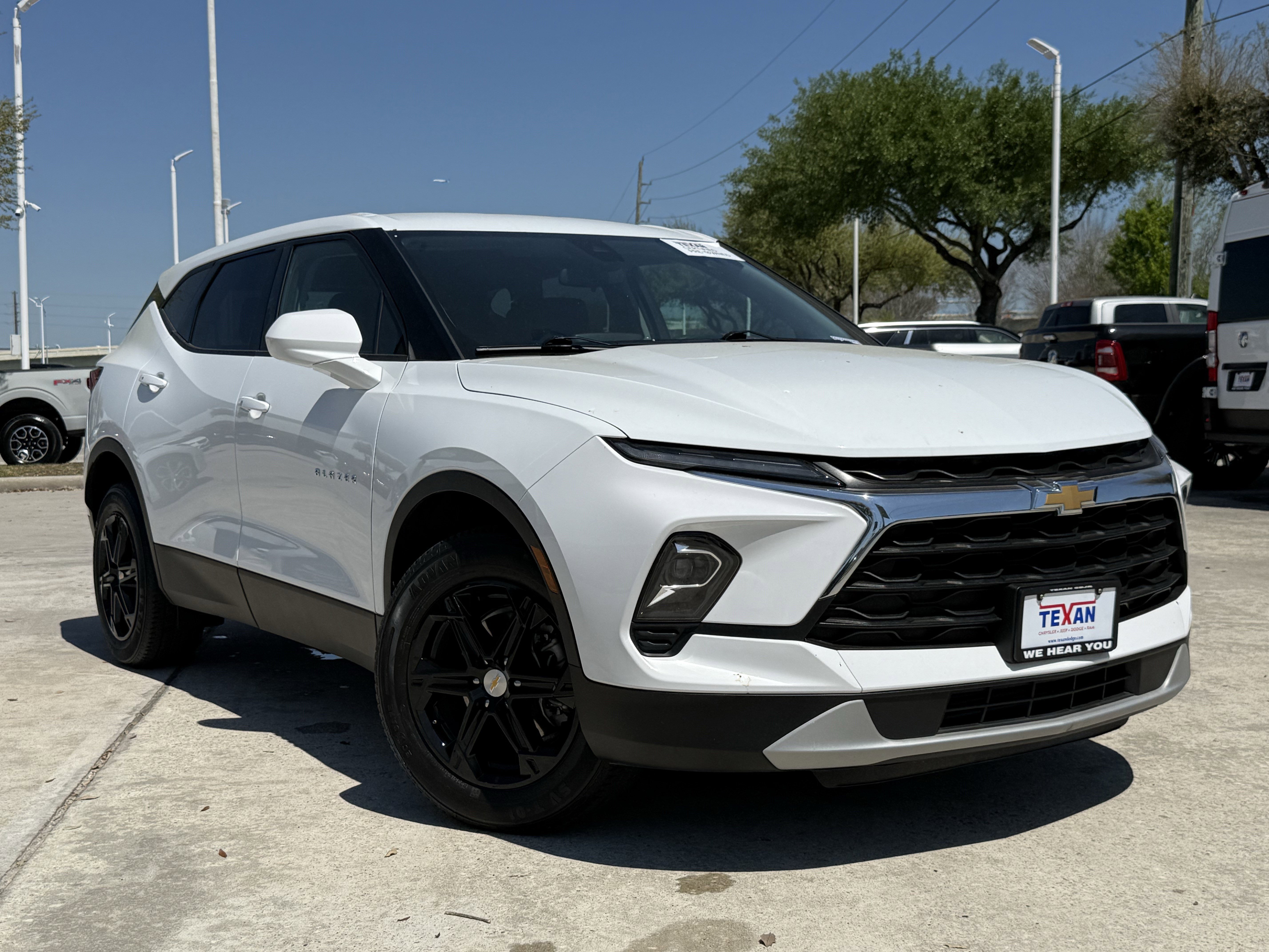 Used 2025 Chevrolet Blazer LT image 2