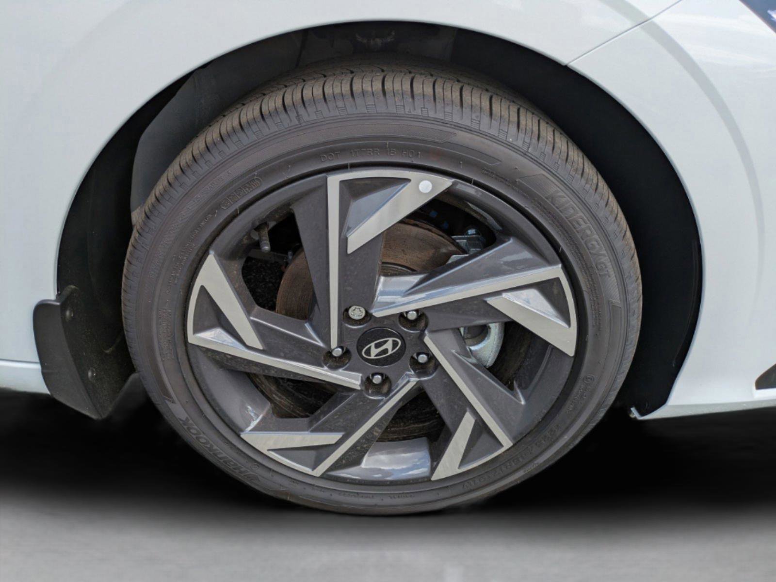 Used 2025 Hyundai Elantra Limited image 10