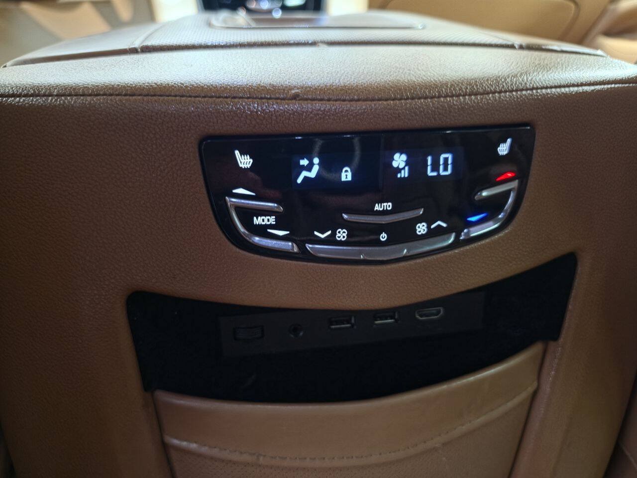 Used 2017 Cadillac Escalade Platinum RWD image 30