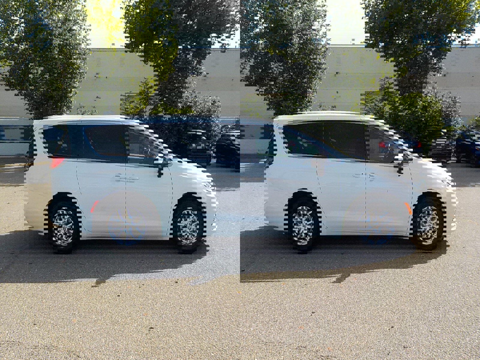 Used 2023 Chrysler Pacifica Touring-L image 3