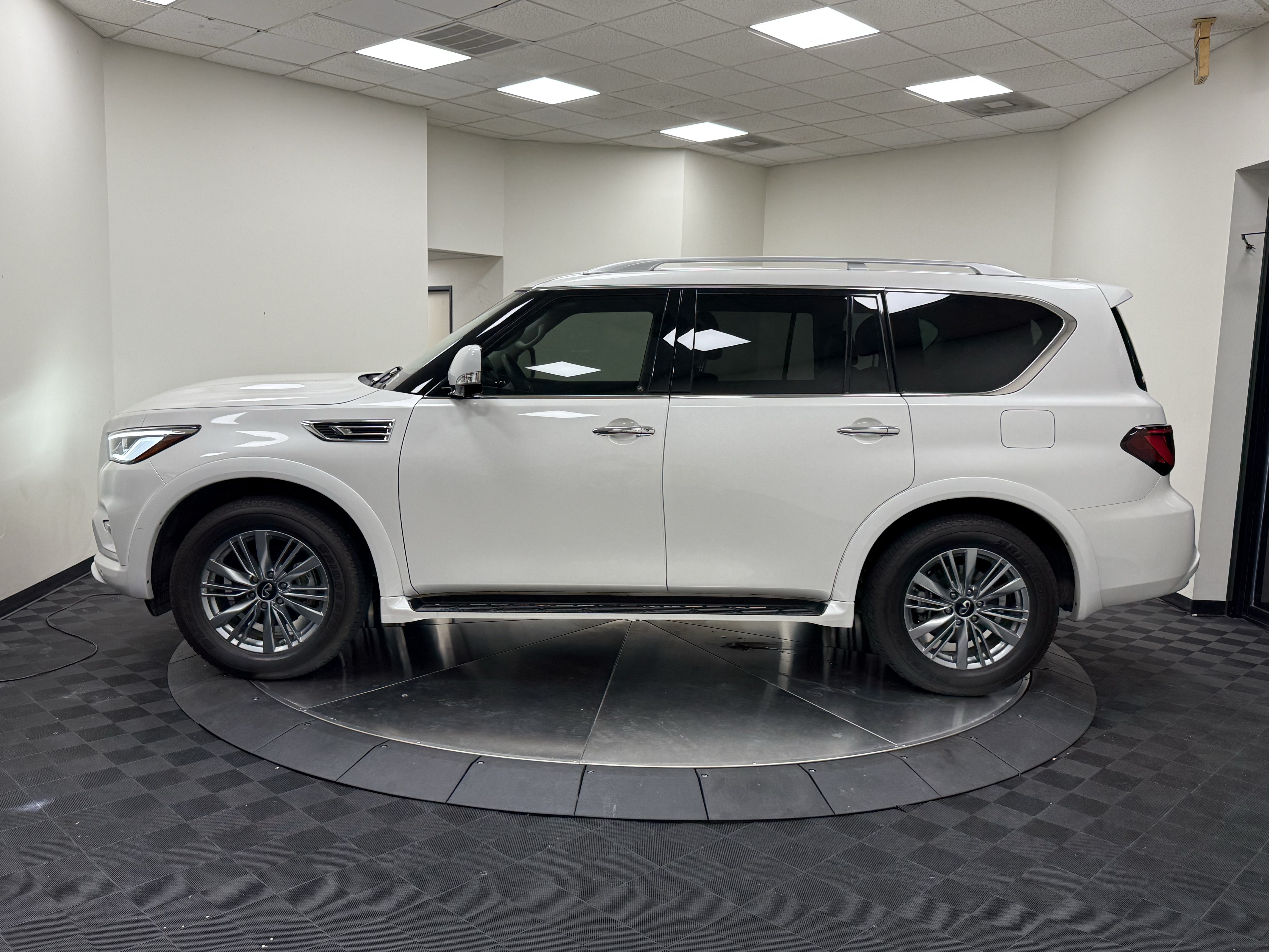 Certified 2023 INFINITI QX80 Luxe w/ Cargo Package RWD image 4