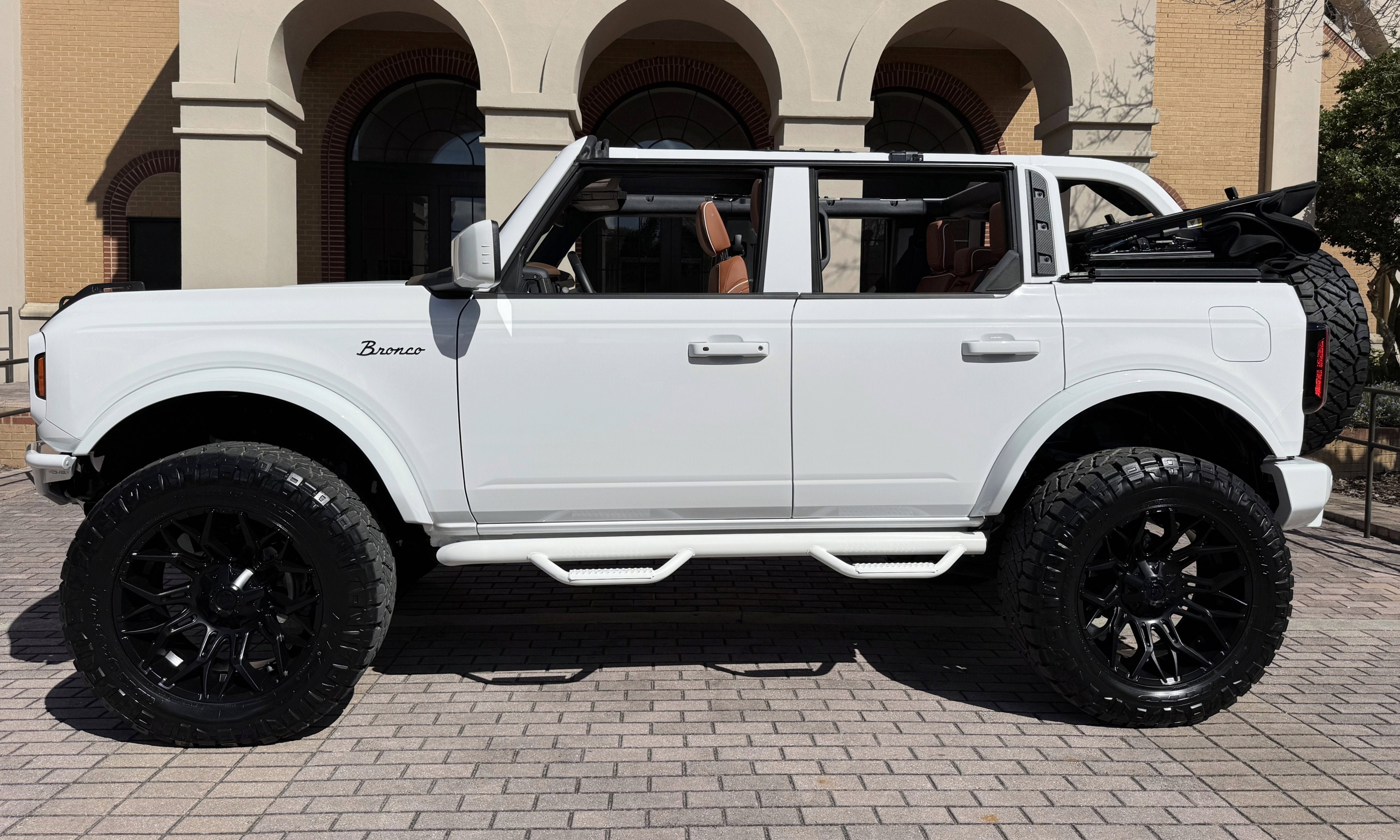 Used 2025 Ford Bronco Outer Banks AWD/4WD image 2