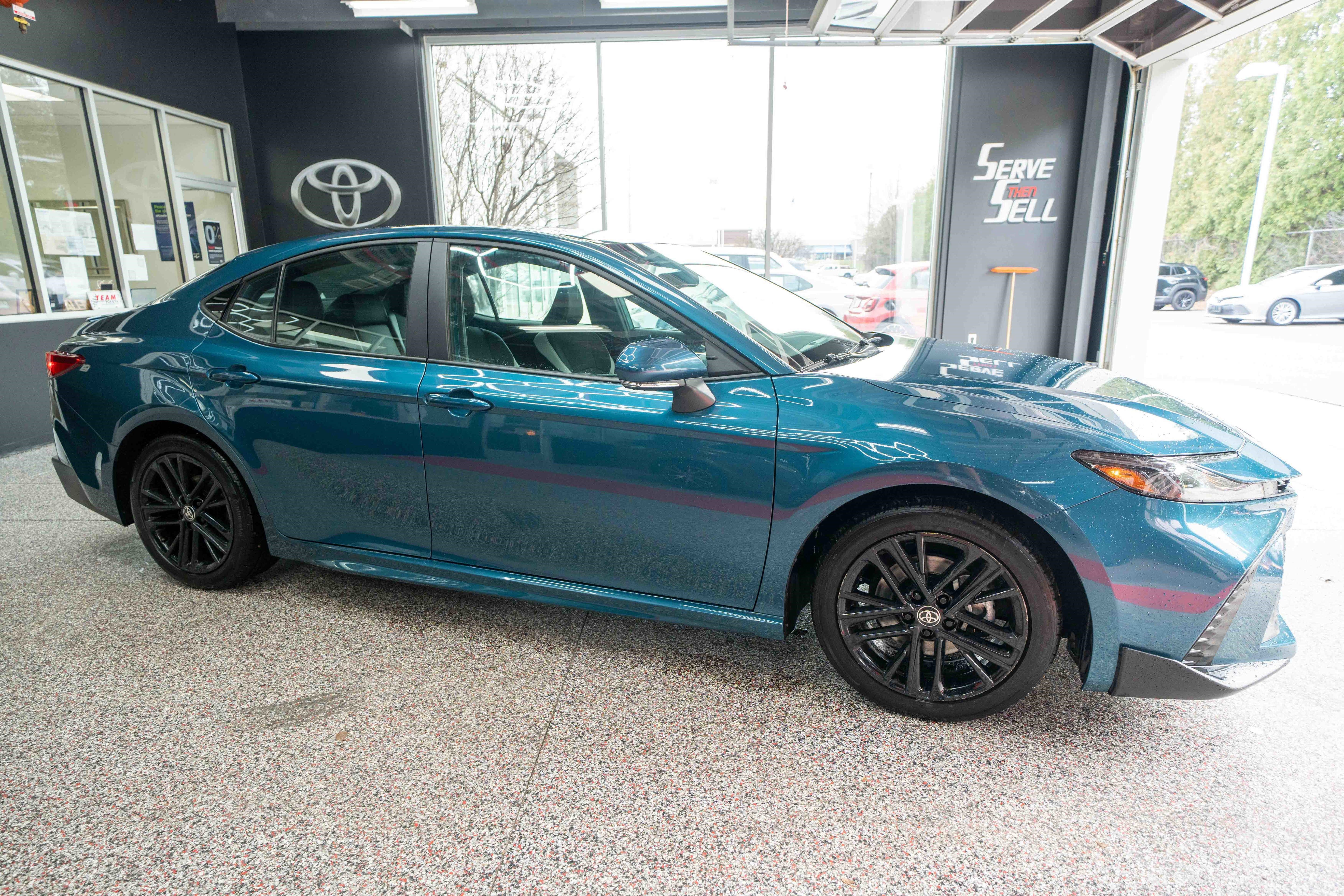Used 2025 Toyota Camry SE image 5