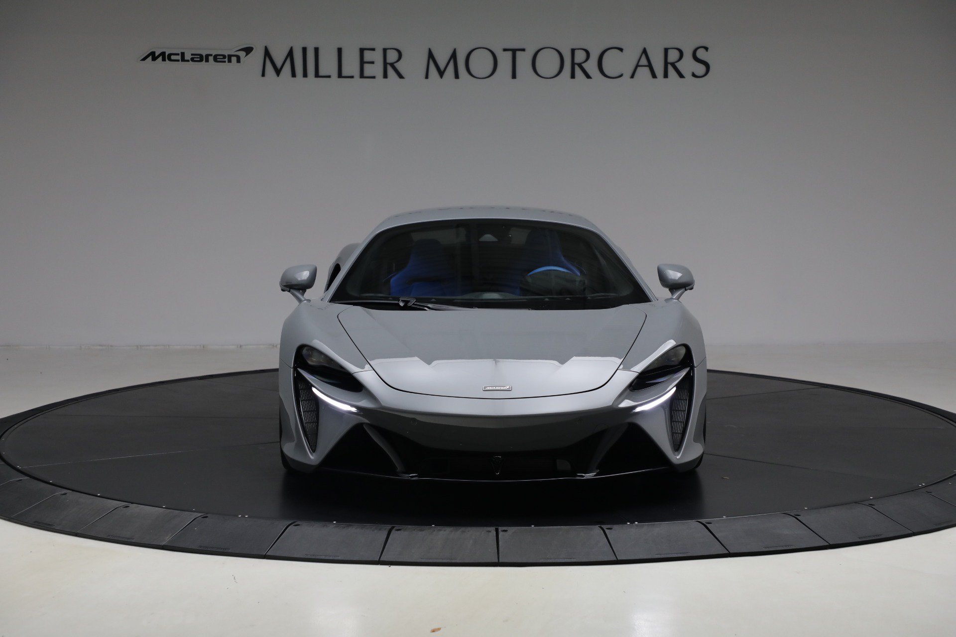 Used 2023 McLaren Artura RWD image 12