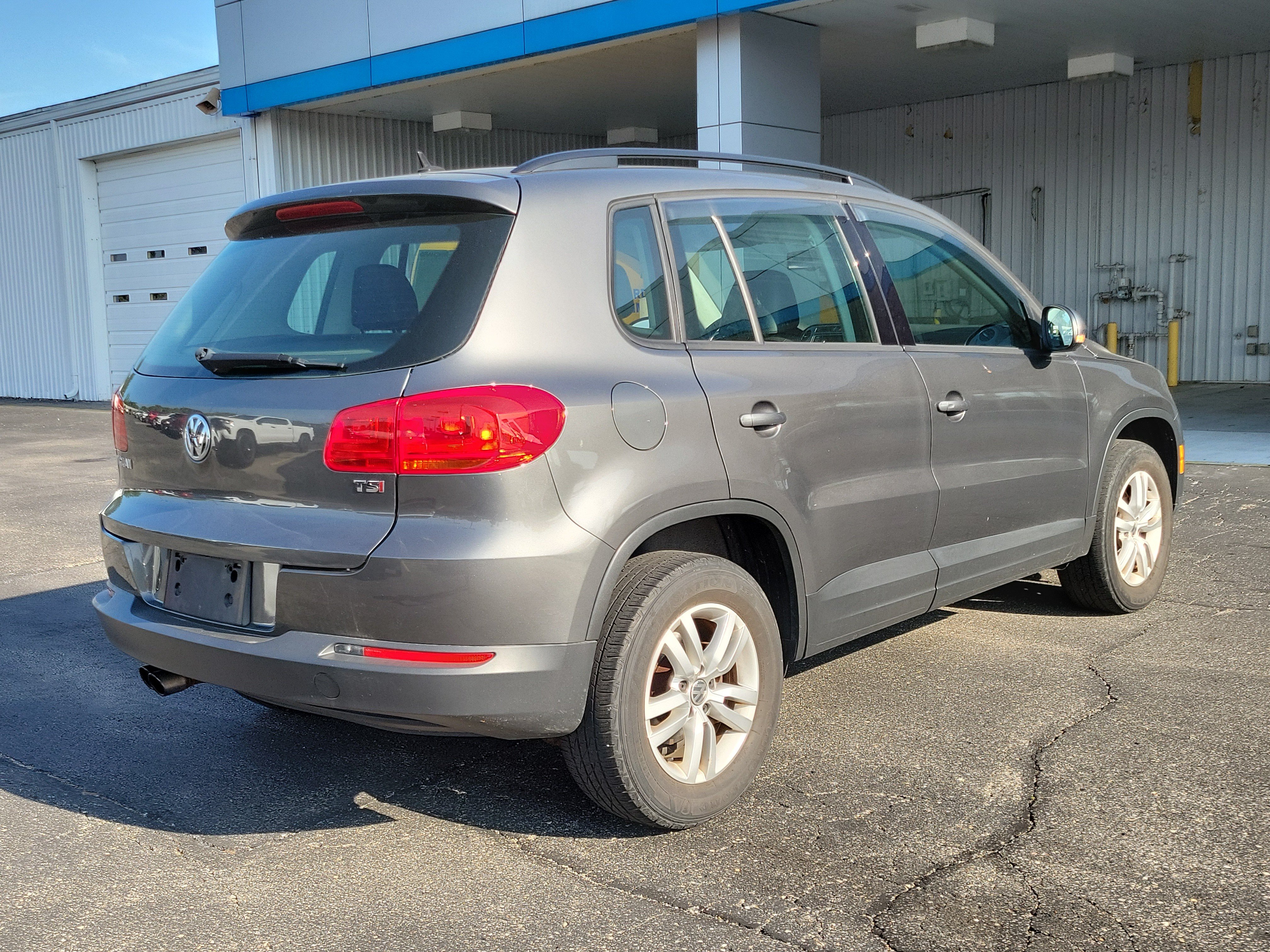 Used 2016 Volkswagen Tiguan S FWD image 4