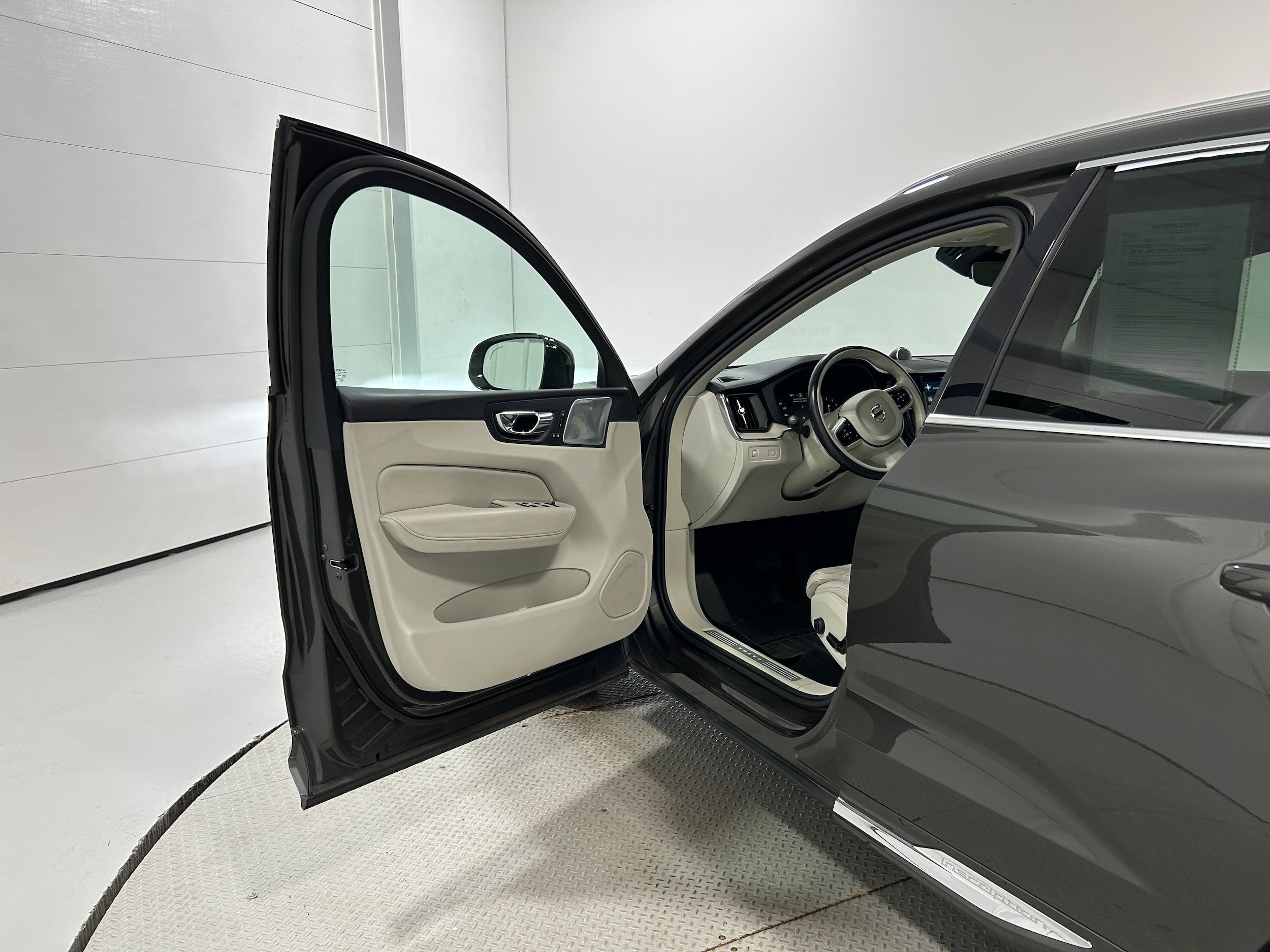 Used 2018 Volvo XC60 T6 Inscription w/ Luxury Seat Package AWD/4WD image 23
