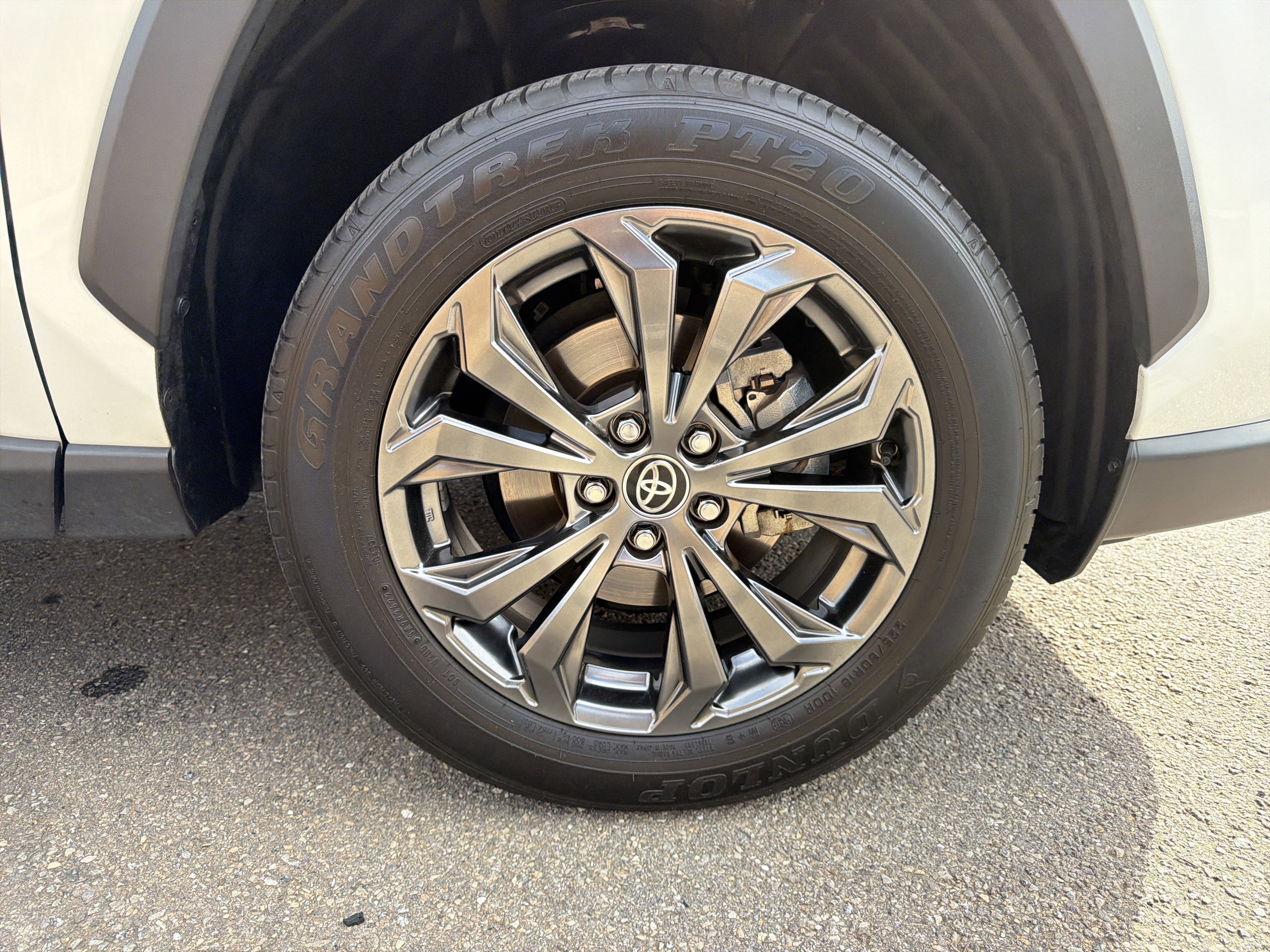 Used 2022 Toyota RAV4 XLE Premium image 14