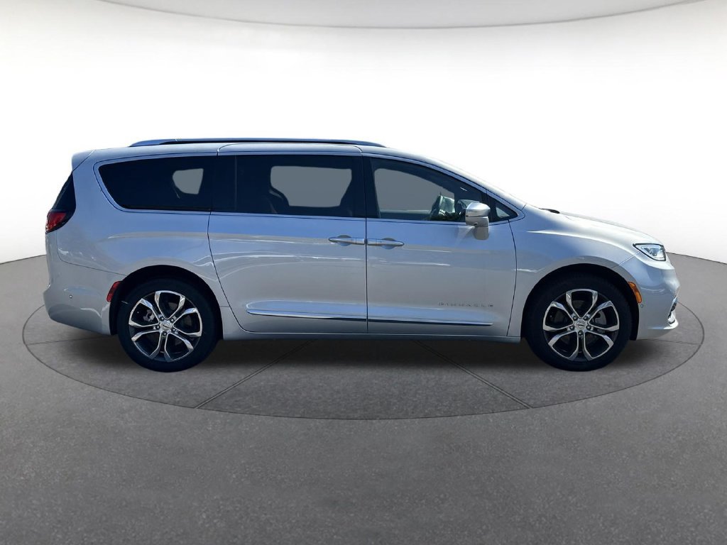 Used 2024 Chrysler Pacifica Pinnacle w/ Trailer Tow Group AWD/4WD image 7