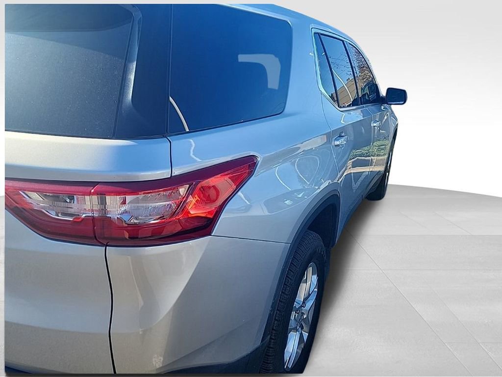 Used 2021 Chevrolet Traverse LS image 3