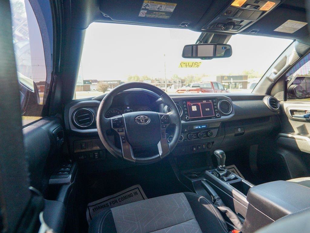 Used 2022 Toyota Tacoma TRD Off-Road AWD/4WD image 11