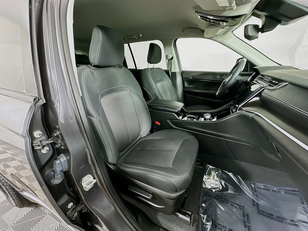 Certified 2023 Jeep Grand Cherokee Laredo image 37