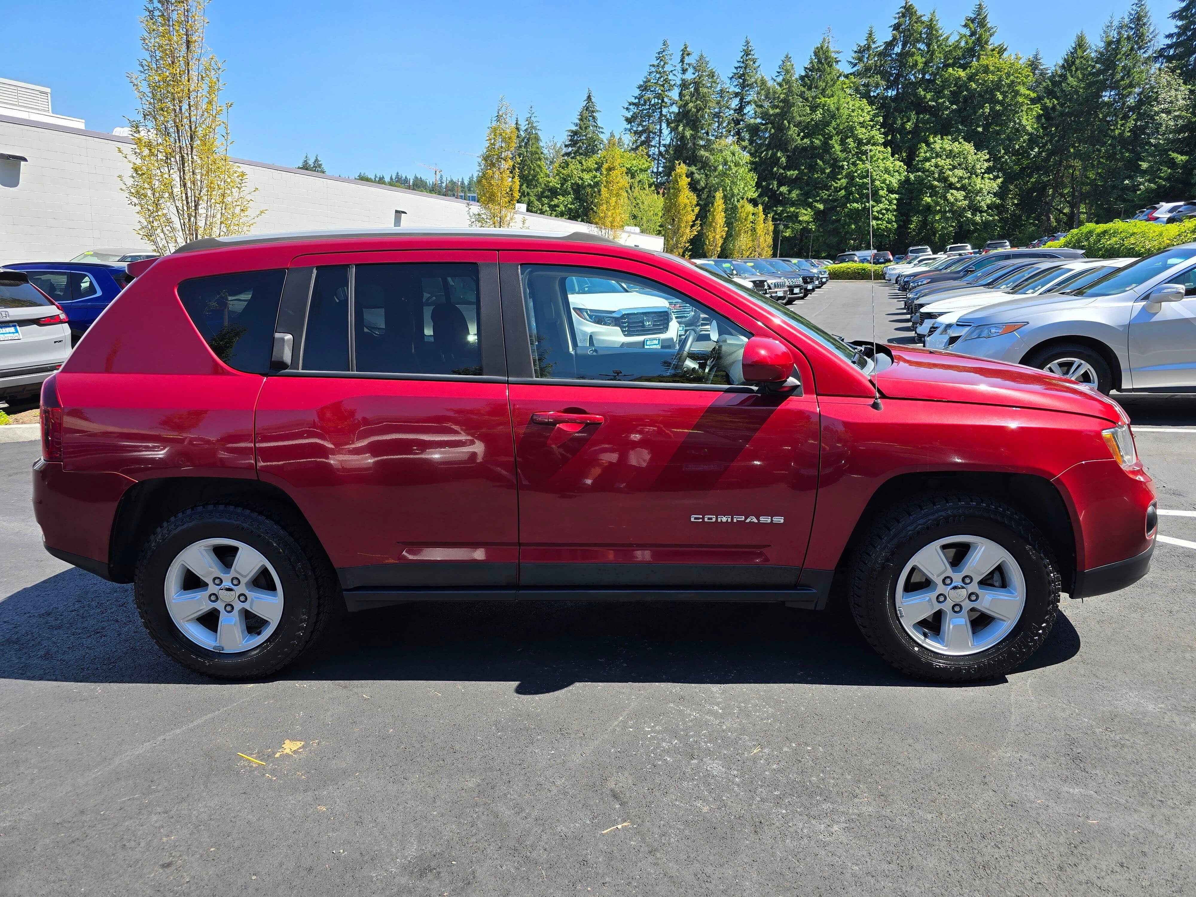 Used 2017 Jeep Compass Latitude FWD image 8
