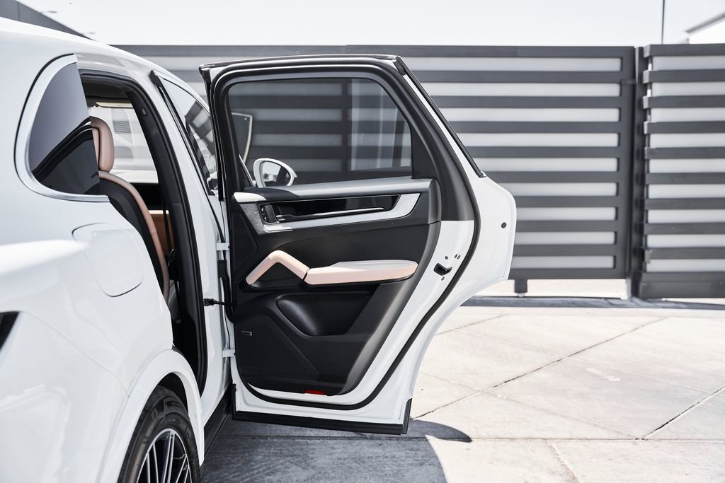 Used 2025 Porsche Cayenne image 23