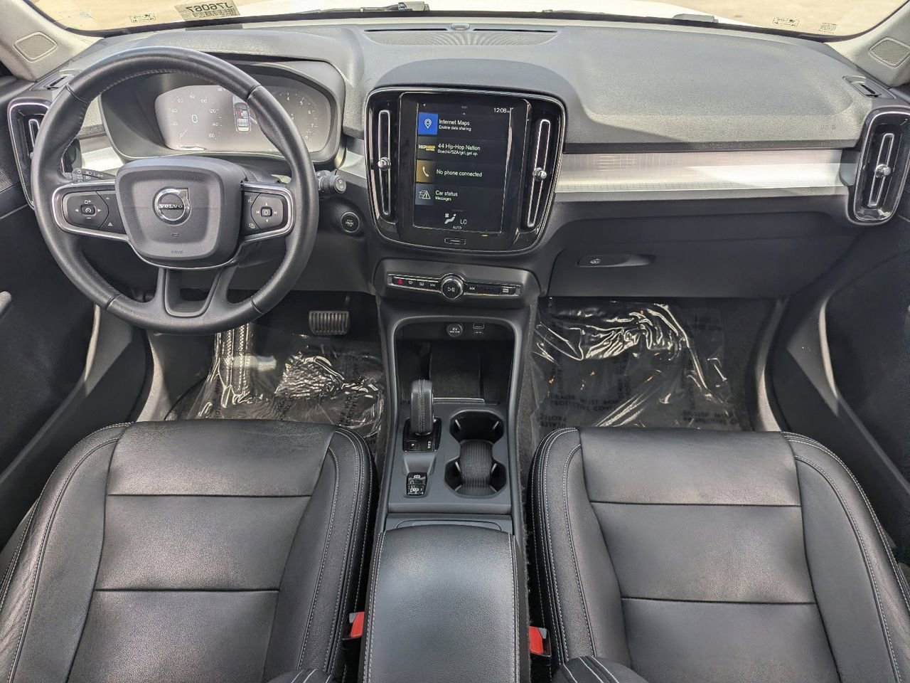 Used 2020 Volvo XC40 T4 Momentum w/ Protection Package Premier image 12