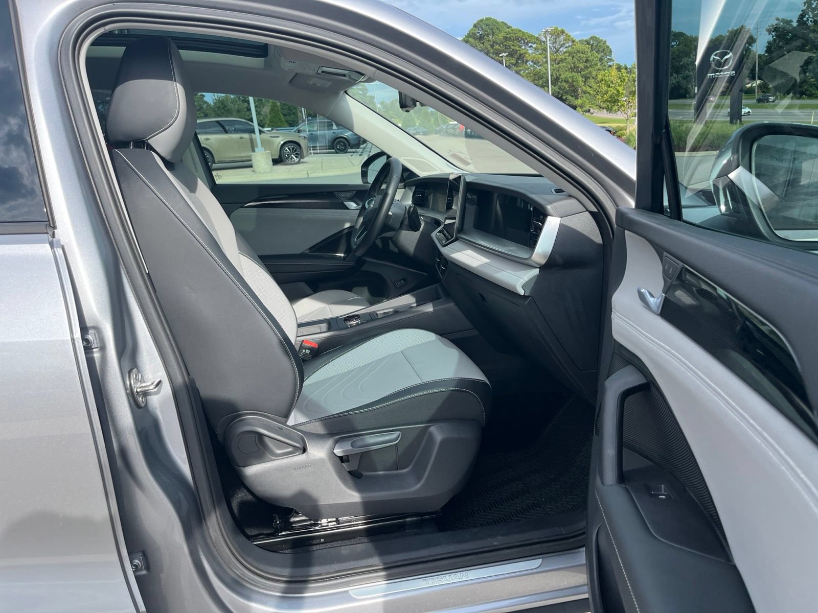 Certified 2026 Volkswagen Tiguan SE w/ Panoramic Sunroof Package AWD/4WD image 32