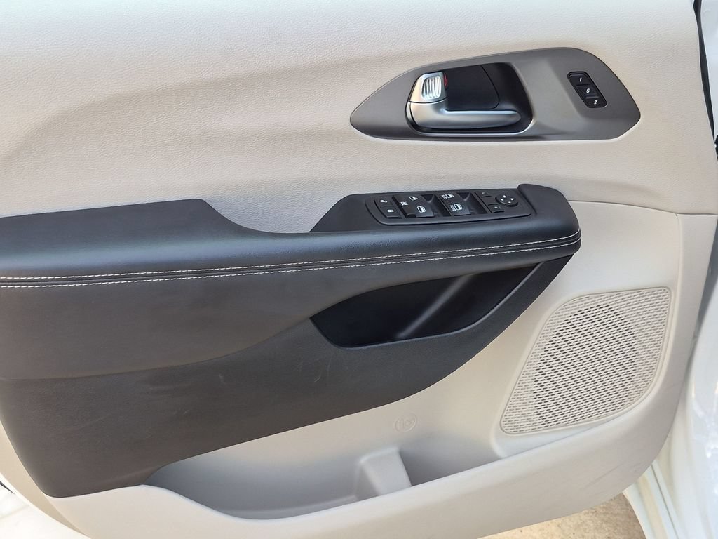 Used 2023 Chrysler Pacifica Touring-L FWD image 16