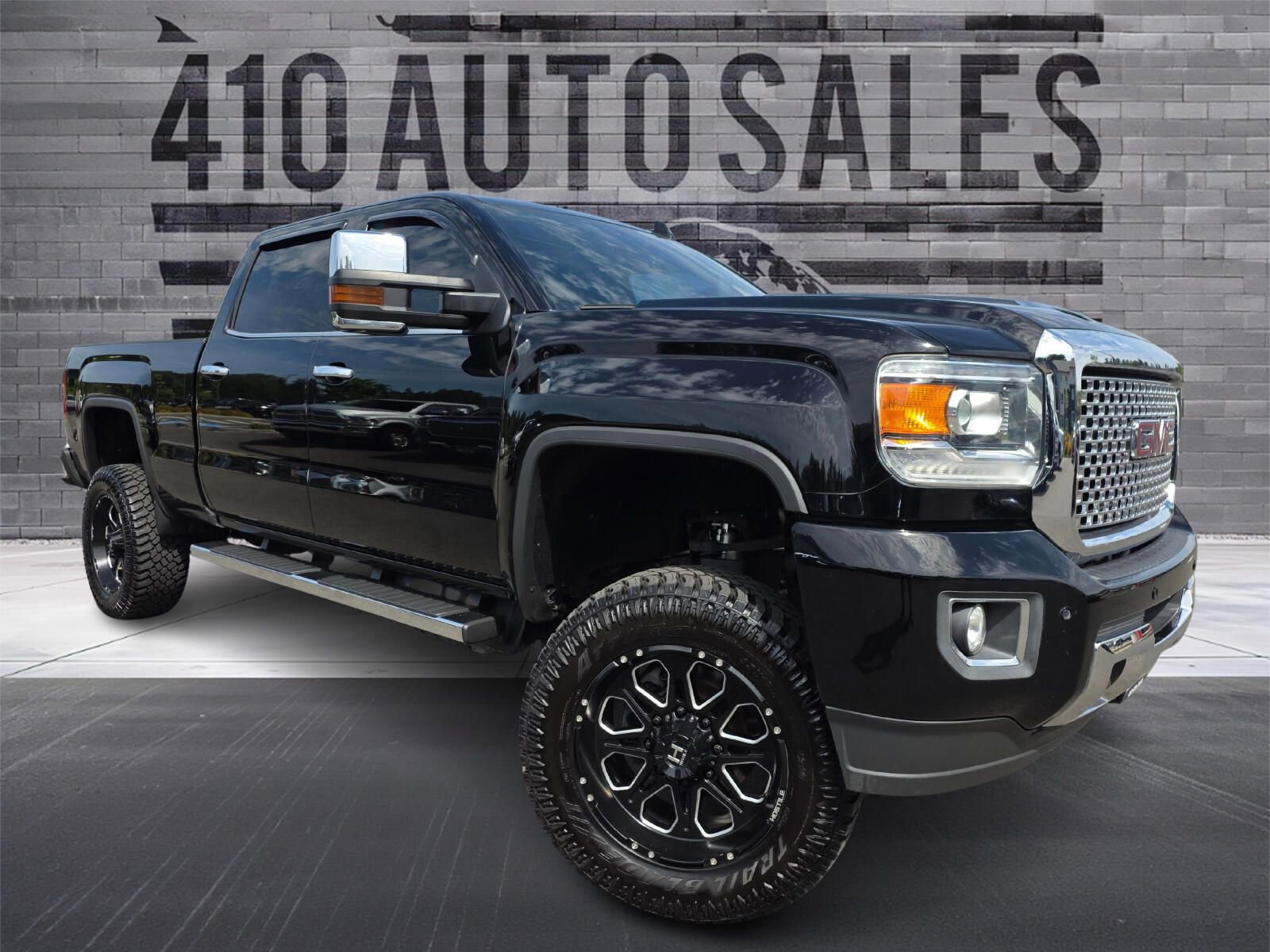 Used 2017 GMC Sierra 2500 Denali w/ Duramax Plus Package AWD/4WD image 1