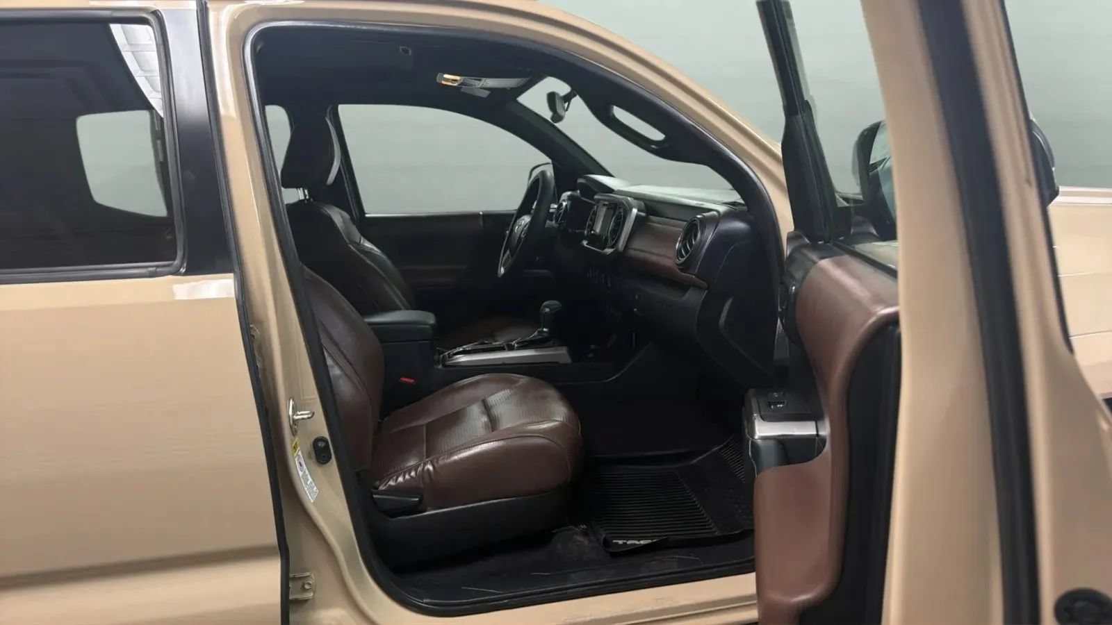 Used 2017 Toyota Tacoma Limited w/ Tow Package RWD image 22