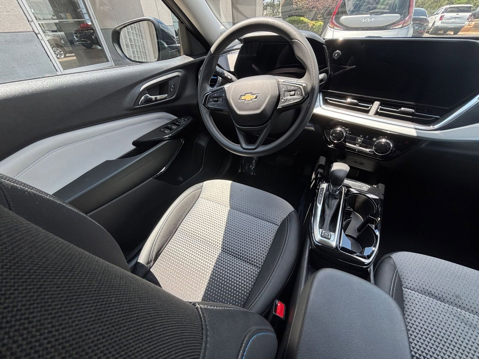 Used 2025 Chevrolet Trax LT FWD image 34