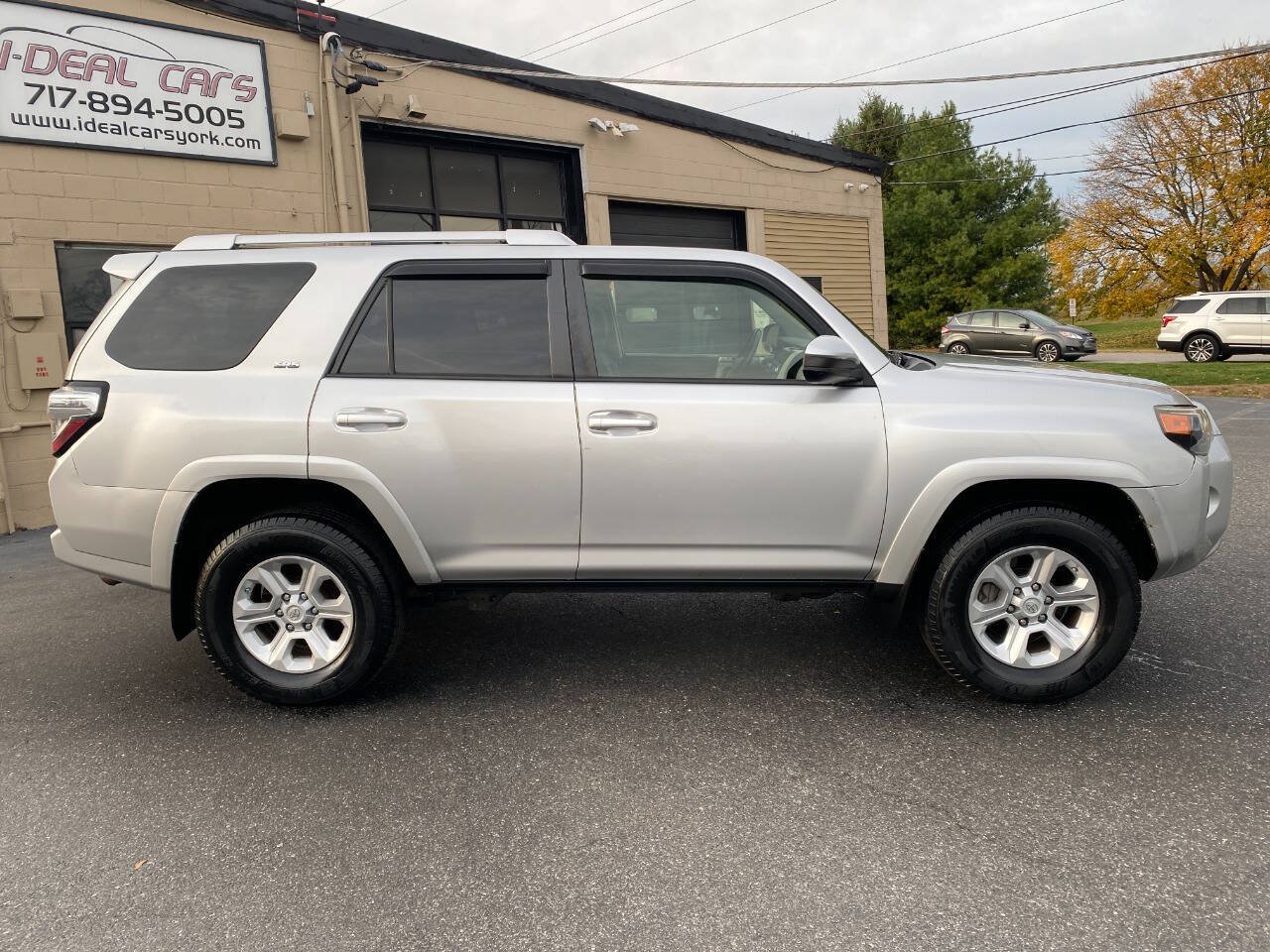 Used 2014 Toyota 4Runner SR5 AWD/4WD image 2