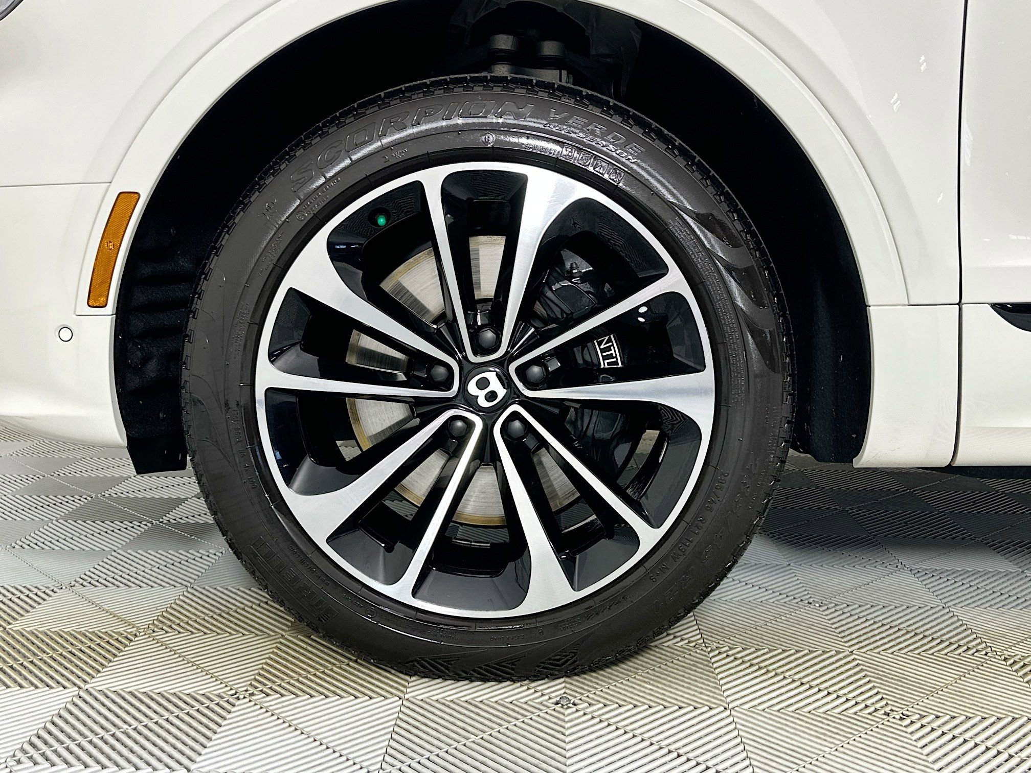 Certified 2022 Bentley Bentayga AWD/4WD image 6