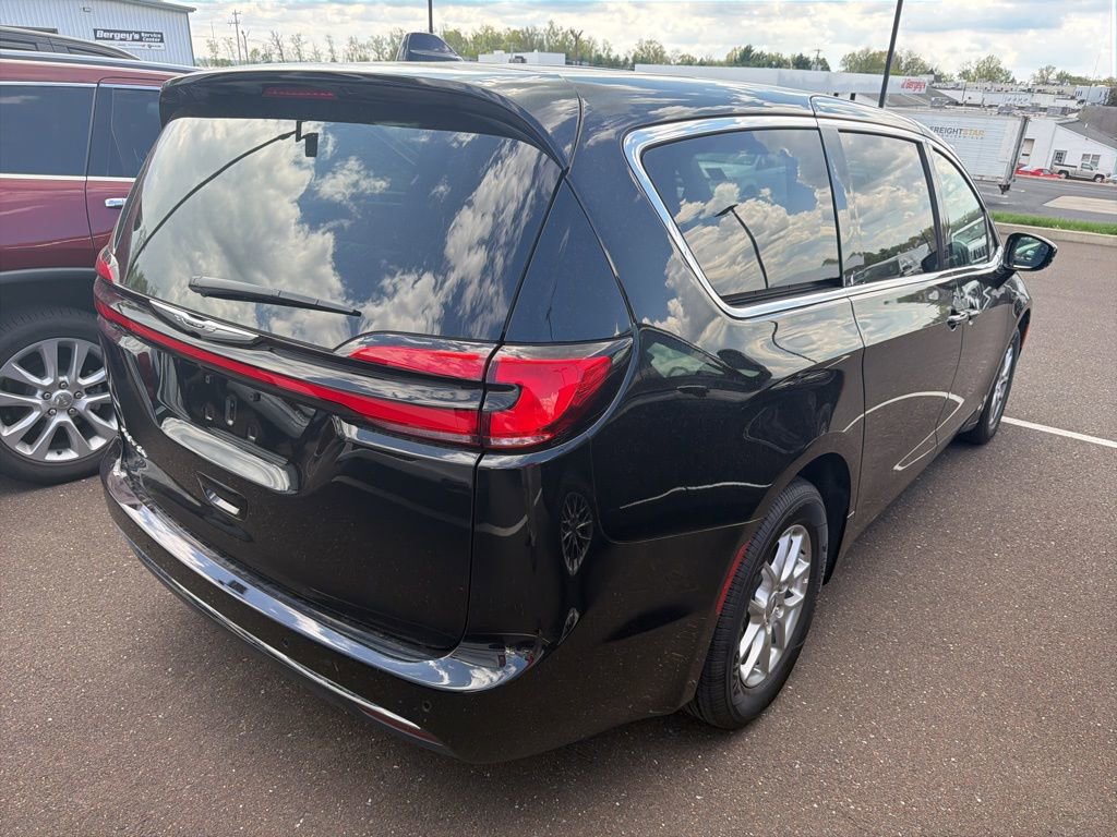 Used 2025 Chrysler Pacifica Select image 2