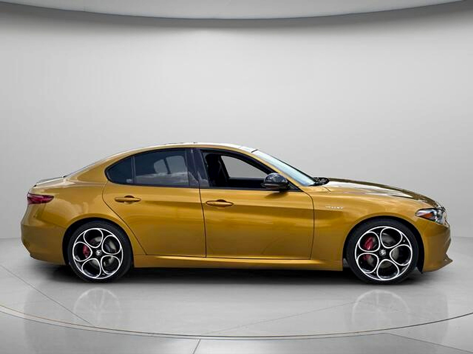 Used 2023 Alfa Romeo Giulia Veloce RWD image 5