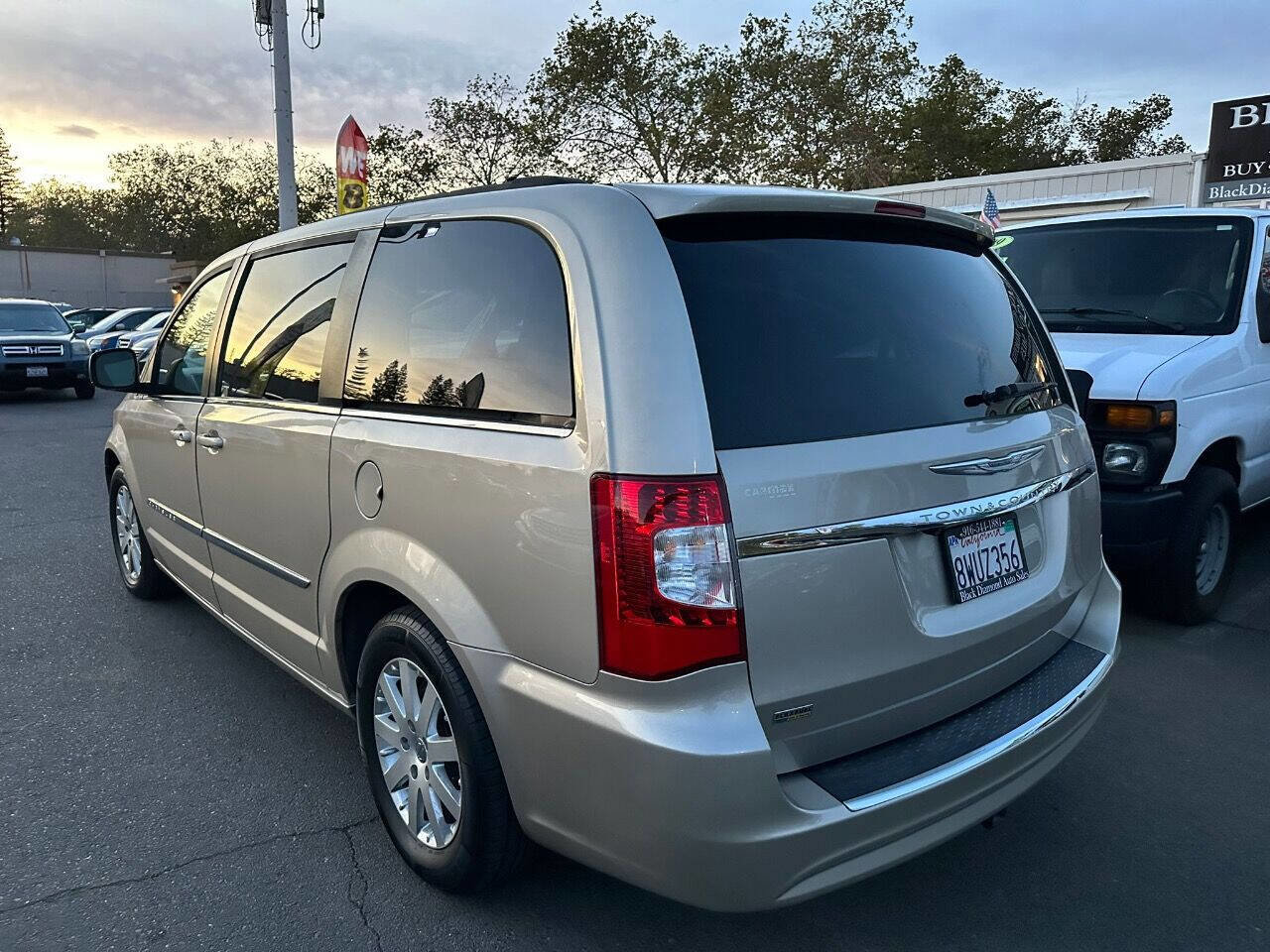 Used 2014 Chrysler Town & Country Touring FWD image 7