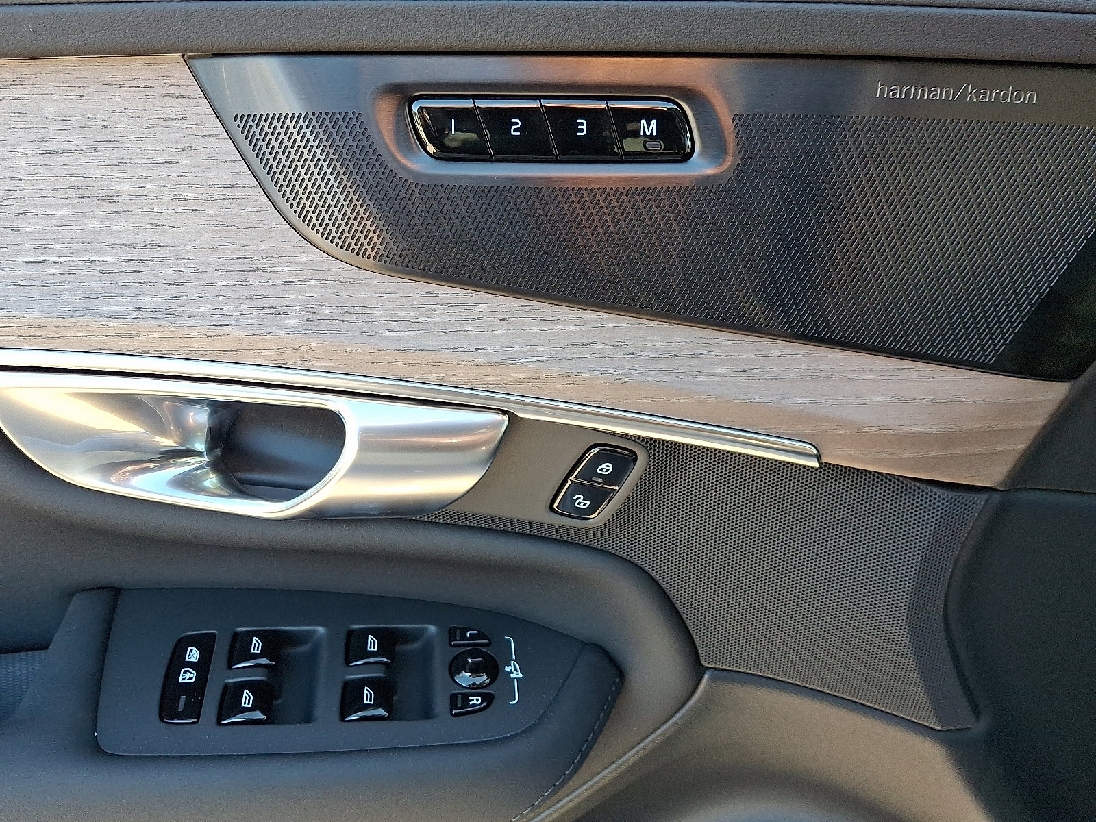 New 2026 Volvo XC90 B6 Plus image 9