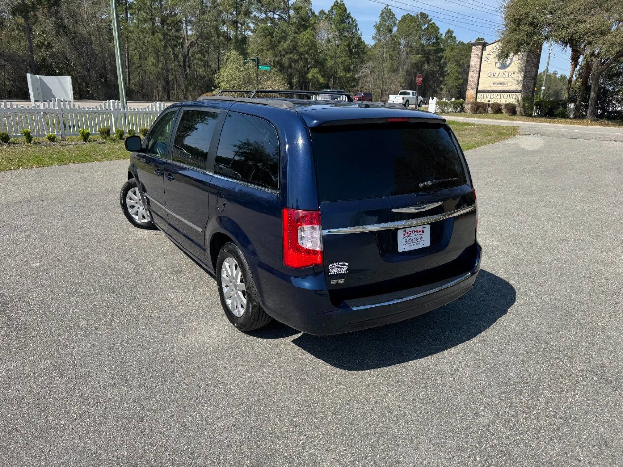 Used 2015 Chrysler Town & Country Touring image 4