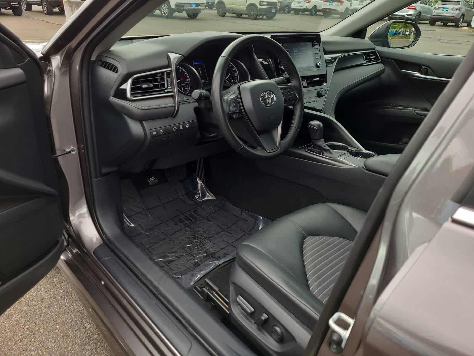 Used 2023 Toyota Camry SE w/ Cold Weather Package FWD image 10