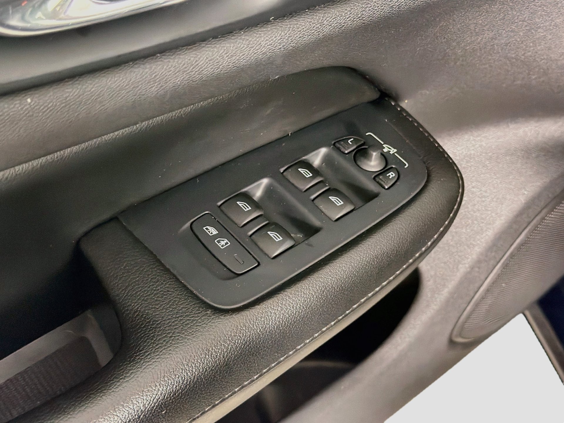 Used 2019 Volvo S60 T5 Momentum w/ Multimedia Package FWD image 19