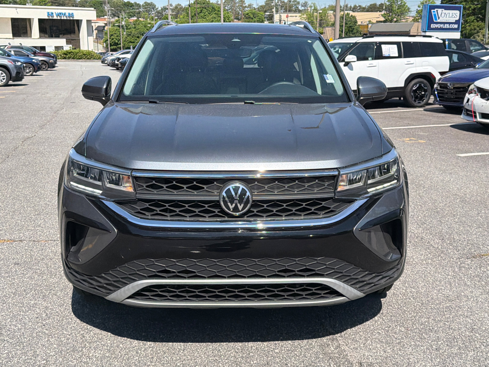 Used 2022 Volkswagen Taos SE w/ Panoramic Sunroof Package image 2