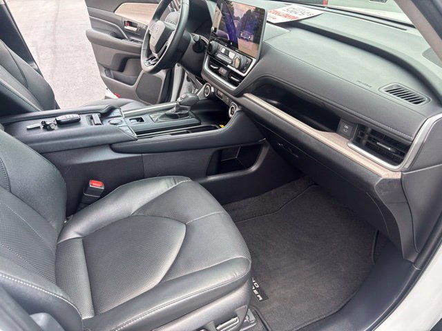 Used 2025 Toyota Grand Highlander AWD image 24