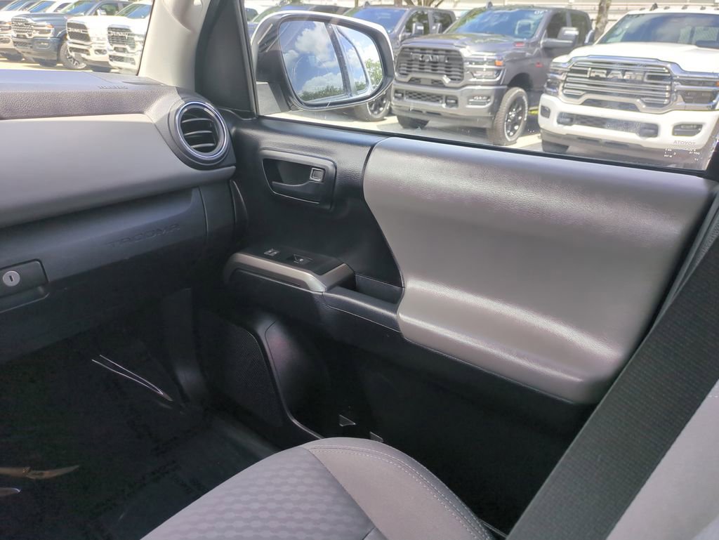 Used 2022 Toyota Tacoma SR5 w/ Technology Package RWD image 18