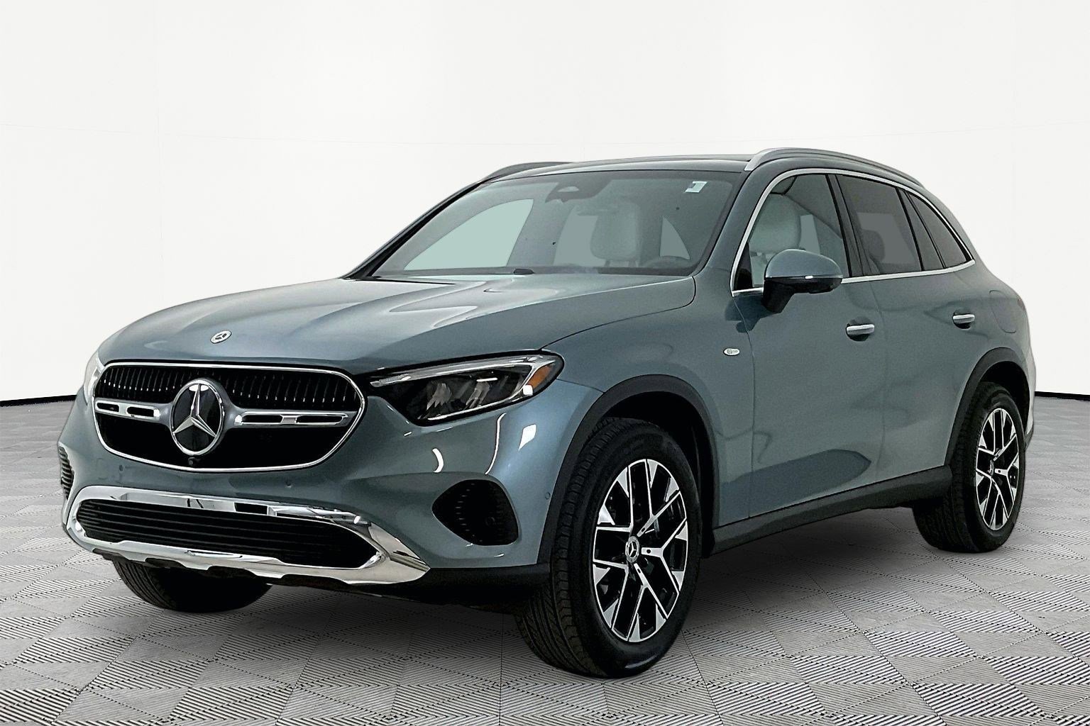 Used 2025 Mercedes-Benz GLC 350e 4MATIC image 1