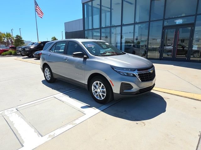 Used 2023 Chevrolet Equinox LS image 2