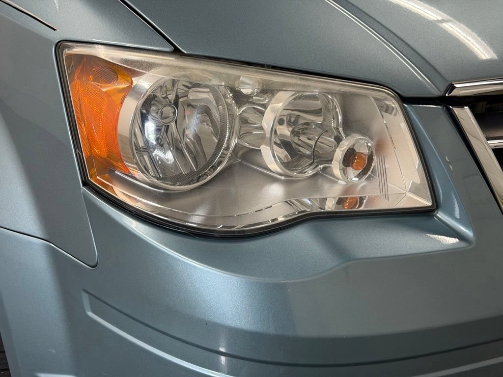 Used 2010 Chrysler Town & Country Touring FWD image 12