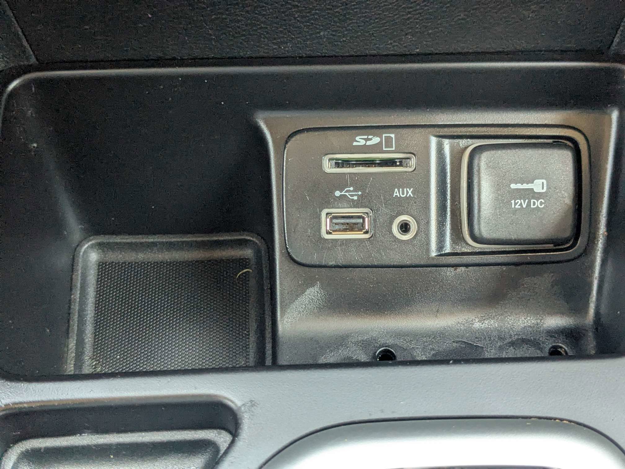 Used 2018 Jeep Cherokee Latitude Plus w/ Comfort/Convenience Group FWD image 25