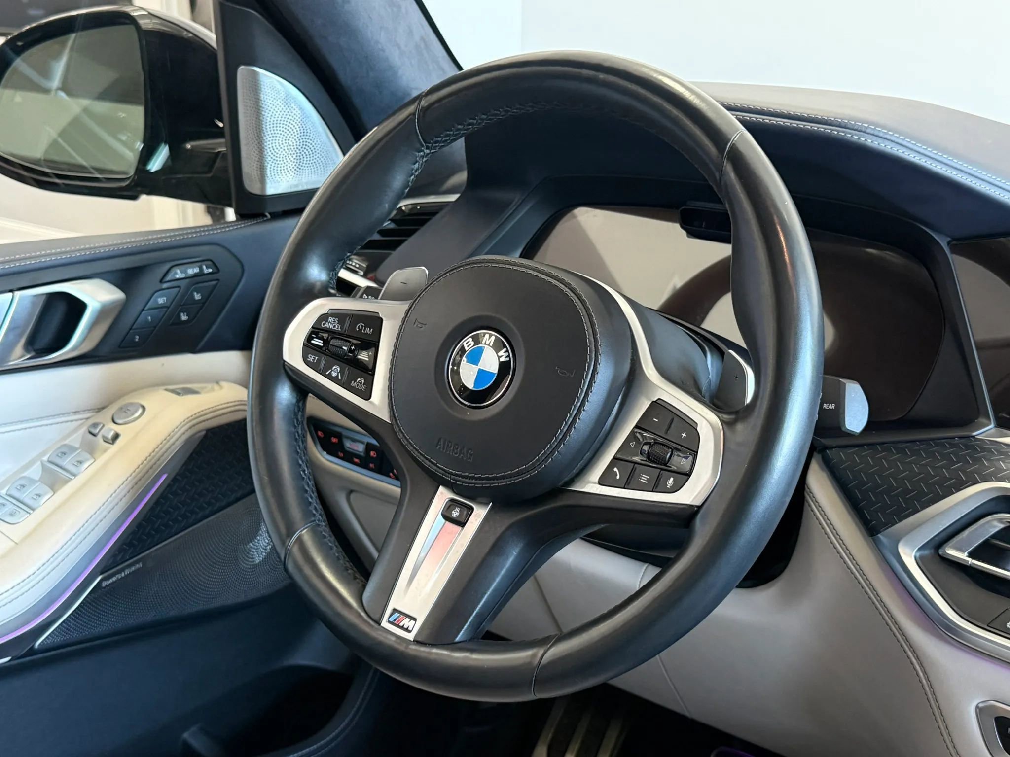 Used 2020 BMW X7 M50i w/ Dynamic Handling Package AWD/4WD image 11
