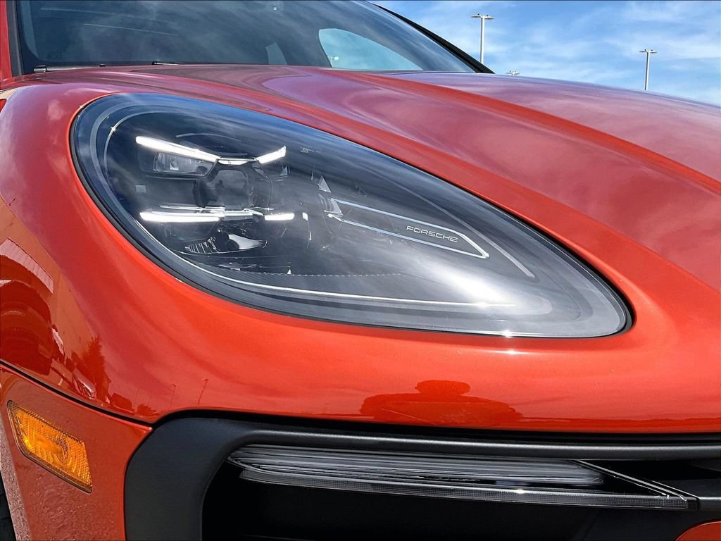 Certified 2025 Porsche Macan AWD/4WD image 12