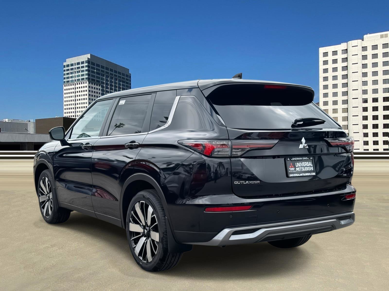 New 2025 Mitsubishi Outlander SE image 3