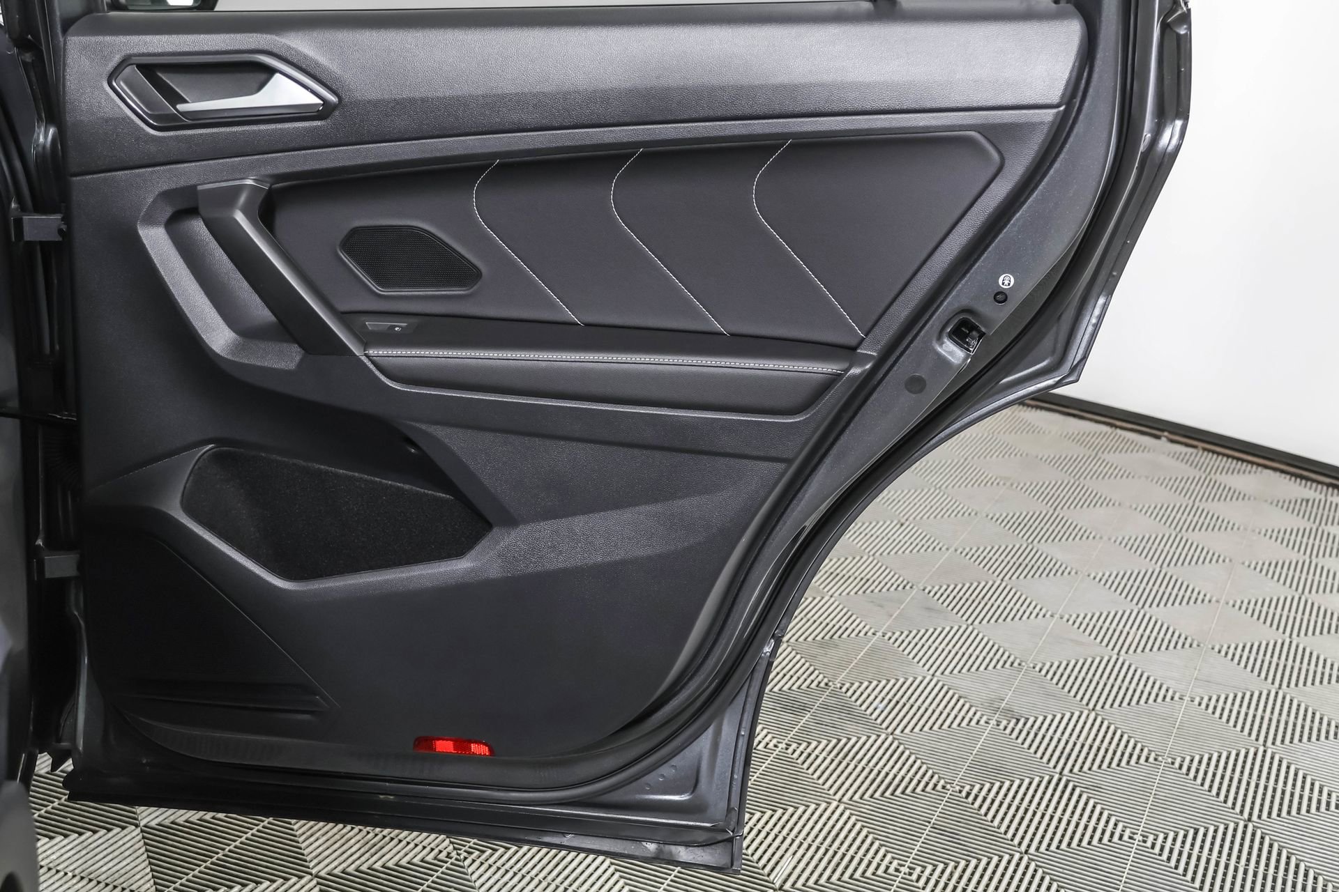 Used 2022 Volkswagen Tiguan SE image 43