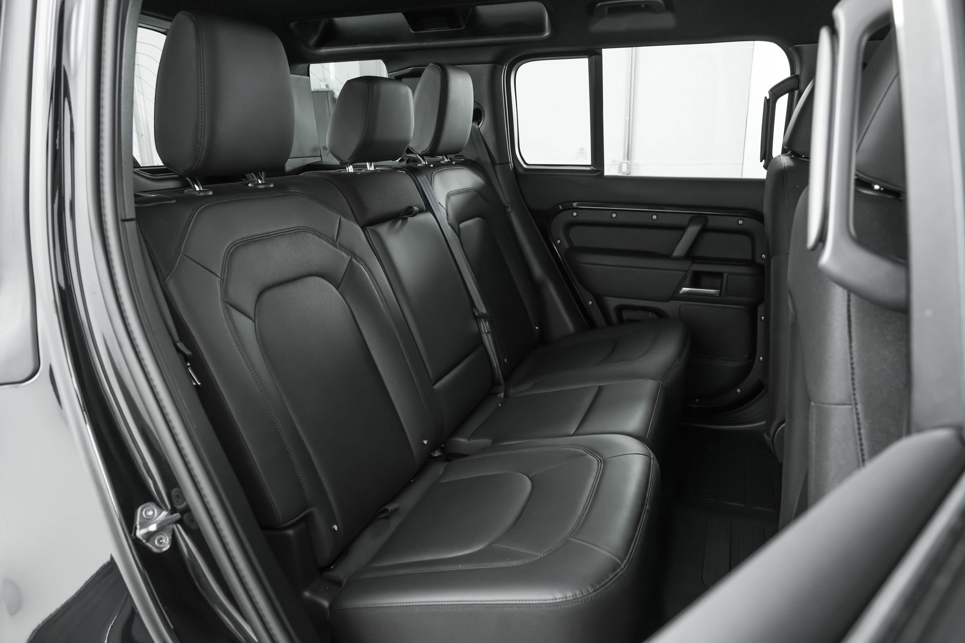 Used 2025 Land Rover Defender 110 S image 24