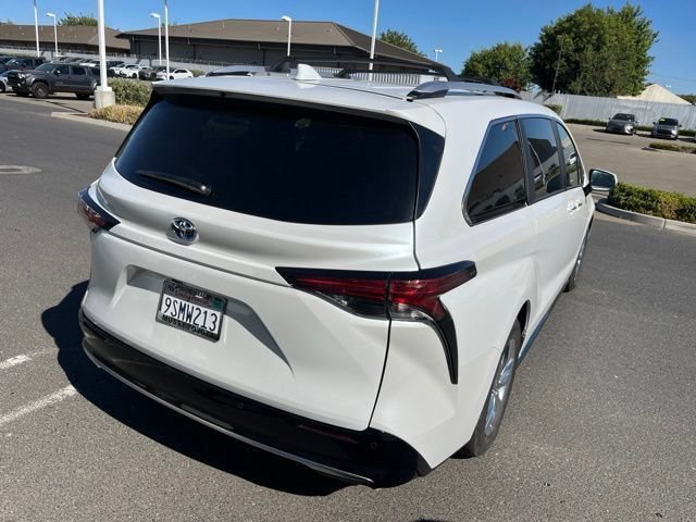 Used 2025 Toyota Sienna Limited FWD image 4
