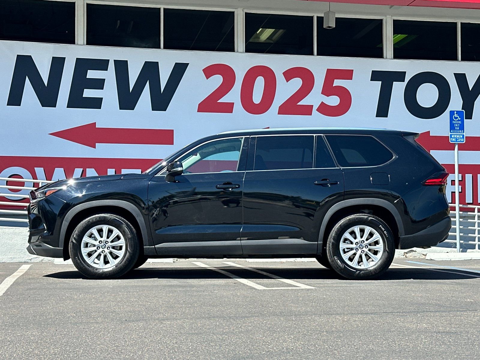 Used 2025 Toyota Grand Highlander FWD image 2