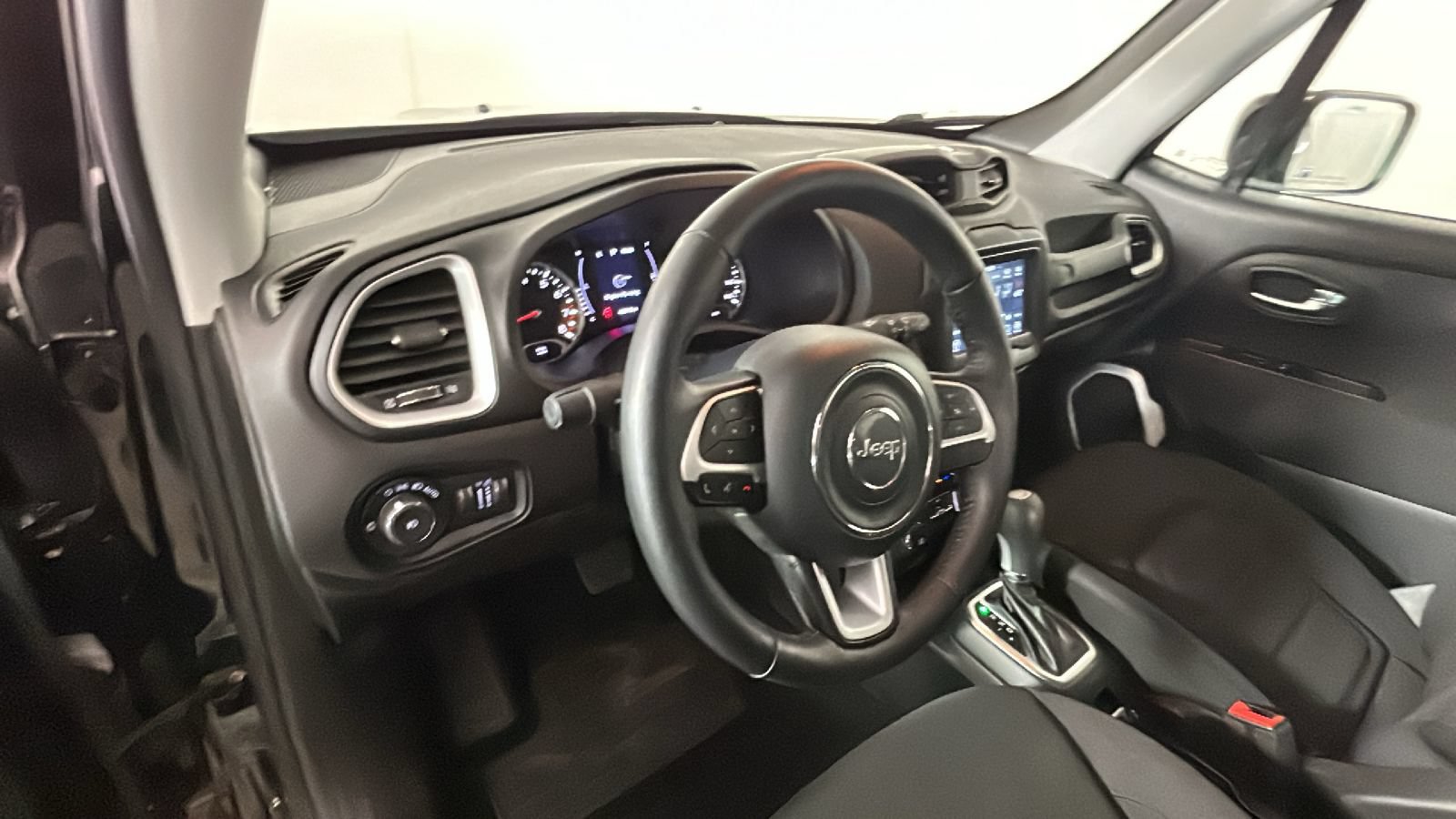 Used 2020 Jeep Renegade Latitude w/ Cold Weather Group AWD/4WD image 16