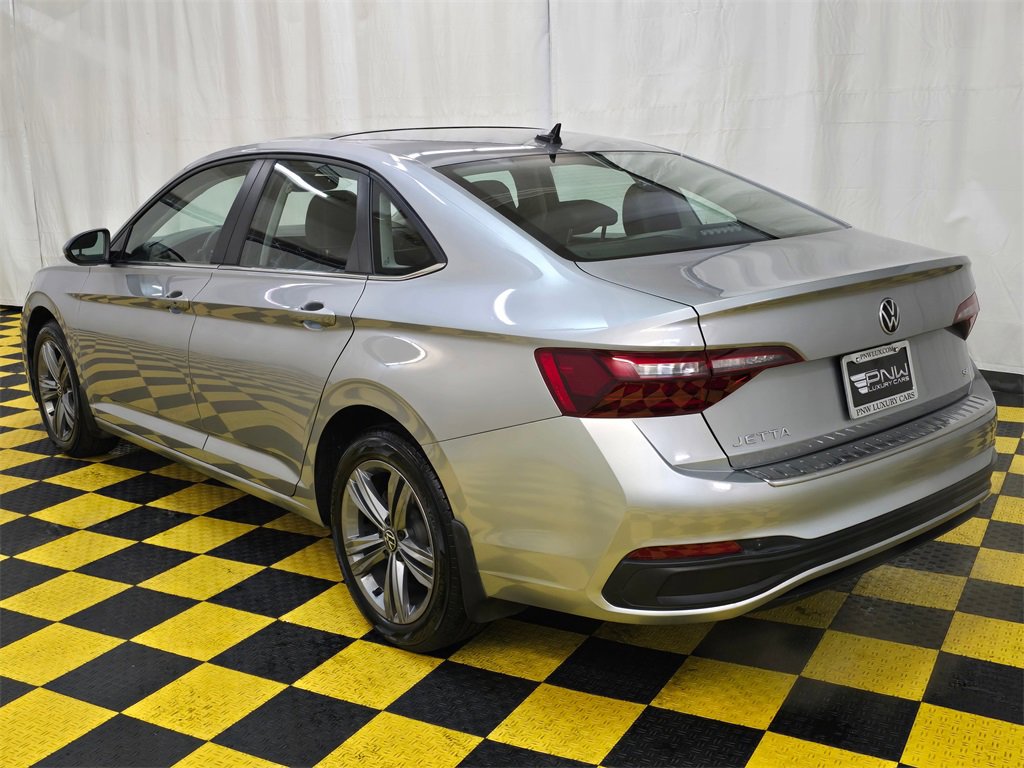Used 2023 Volkswagen Jetta SE w/ Panoramic Sunroof Package image 5